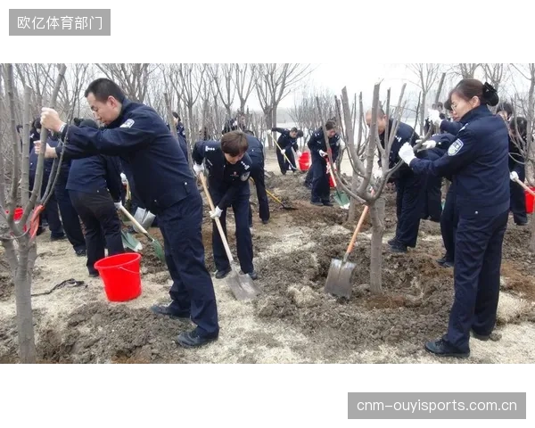 丹索与林哈特构建的中卫组合默契提升，防线稳固是高位压迫基础。